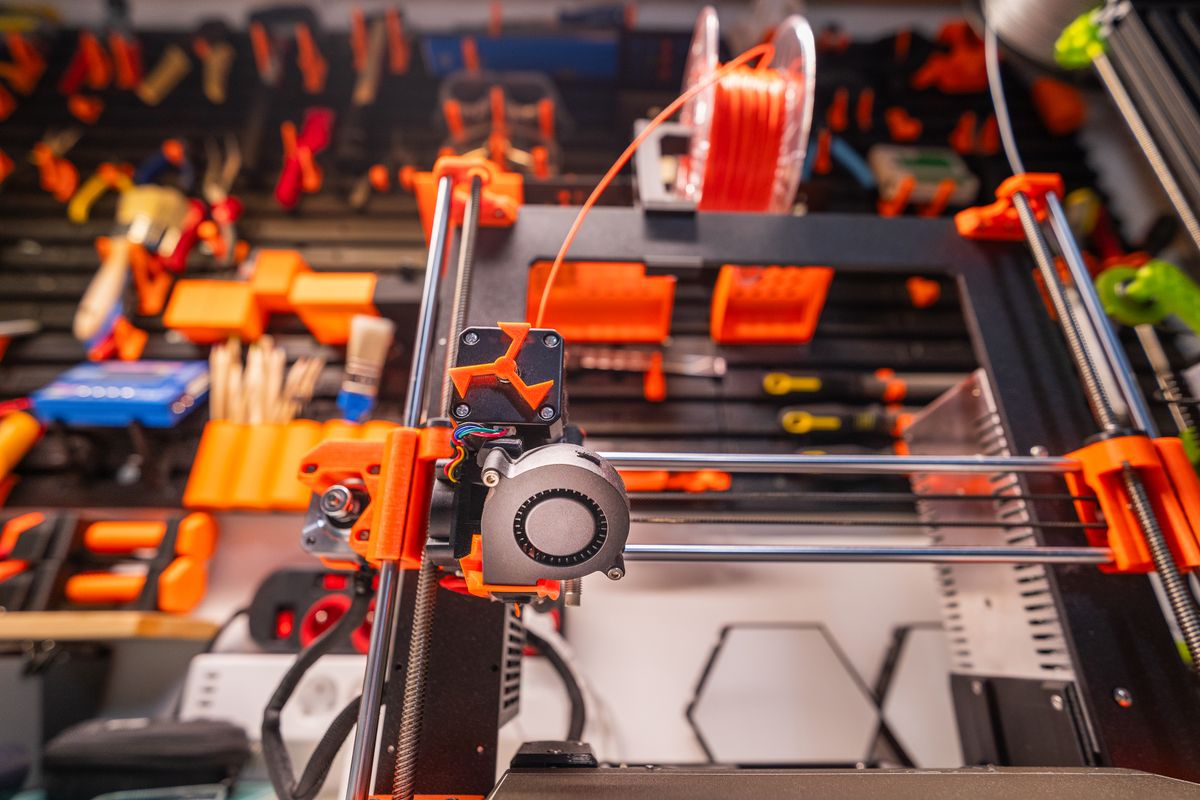 Impresora 3D en operación en un taller, imagen de referencia del proceso de impresión 3D