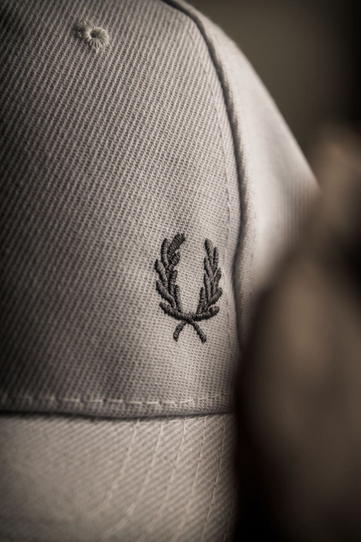 Detalle de bordado sobre gorra, imagen de referencia de la técnica de bordado