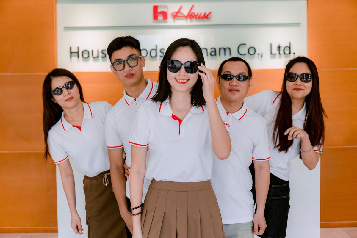 Equipo de oficina con uniformes tipo polo a juego, imagen de referencia del tipo de uniformado corporativo